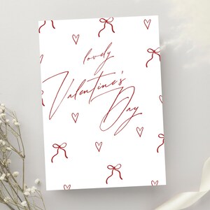 Trendige Valentinstag Kartenvorlage mit schicken Schleifen & Herz Akzenten | Schleife Herz Design, bearbeitbares Geschenk Printable 5 x 7 + A6, Instant Download