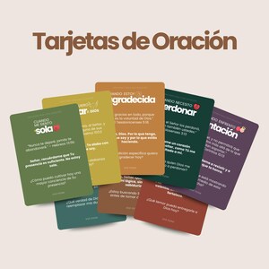 Puede incluir: Un conjunto de tarjetas de oración coloridas con texto en español. Las tarjetas presentan frases y versículos bíblicos, con un fondo suave y neutro. Las tarjetas son en tonos verdes, amarillos, naranjas y morados.