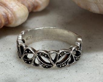 Anillo de plata de ley con banda de marcasita