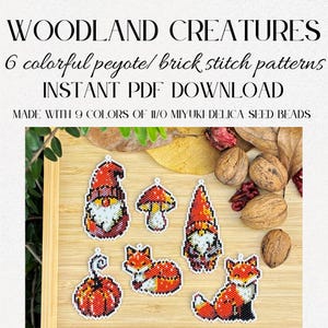 Peut inclure: Un présentoir en bois présente six motifs de créatures des bois colorées en perles, dont des gnomes, des champignons, des renards et une citrouille. Le texte indique "WOODLAND CREATURES" et "INSTANT PDF DOWNLOAD".