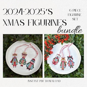 Może przedstawiać: Zestaw sześciu figurek bożonarodzeniowych, każda z unikalnym wzorem zwierzęcym, prezentowanych na białych talerzach. Figurki zdobią czerwone, białe i niebieskie wzory. Na zdjęciu widnieje napis "2024-2025'S XMAS FIGURINES bundle".