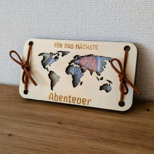 Holzkarte „Für das nächste Abenteuer“ – Geldgeschenk für Reisende