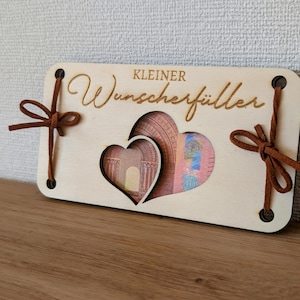 Tarjeta de madera «Pequeño Concededor de Deseos» con compartimento para dinero: una idea de regalo con corazón.