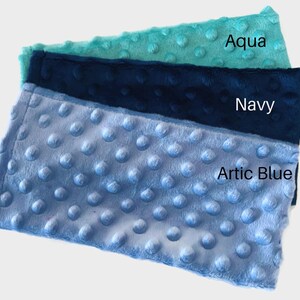 Puede incluir: Tres muestras de tela en diferentes tonos de azul. La muestra superior es aguamarina, la muestra del medio es azul marino y la muestra inferior es azul &aacute;rtico.