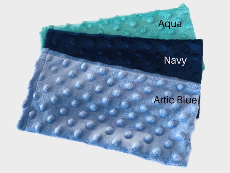 Puede incluir: Tres muestras de tela en diferentes tonos de azul. La muestra superior es aguamarina, la muestra del medio es azul marino y la muestra inferior es azul &aacute;rtico.