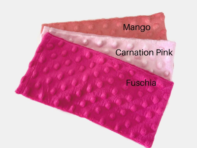Puede incluir: Tres muestras de tela en diferentes tonos de rosa. La muestra superior es de color naranja claro y est&aacute; etiquetada como "Mango". La muestra del medio es de color rosa claro y est&aacute; etiquetada como "Carnation Pink". La muestra inferior es de color fucsia brillante y est&aacute; etiquetada como "Fuschia".