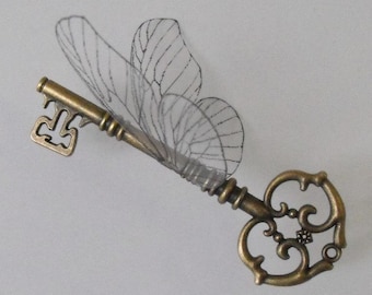 Fliegender magischer Schlüssel mit großen Schmetterlingsflügeln in Messing antik - ABOLBF