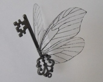 Geflügelter &#39;fliegender&#39; Schlüssel mit großen Schmetterlingsflügeln in gunmetal schwarz - BSFLBF