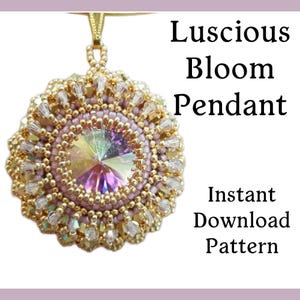 Puede incluir: Un colgante de cuentas doradas y rosadas con un gran cristal iridiscente en el centro. El colgante está etiquetado como "Luscious Bloom Pendant" y "Instant Download Pattern".