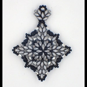 Pode incluir: Um pingente de contas prateadas e pretas em forma de diamante com uma parte superior pontiaguda. O pingente é feito com pequenas contas de sementes e apresenta um design geométrico.