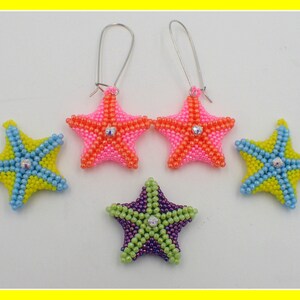 Peut inclure: Ensemble de bijoux et ornements en forme d'étoiles de mer perlées. Deux boucles d'oreilles en forme d'étoiles de mer roses avec des détails orange et une gemme transparente. Étoiles de mer supplémentaires en jaune, bleu, vert et violet.