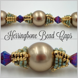 Può includere: Primo piano di un cappuccio di perle dorate e blu per una grande perla. Il cappuccio di perle è realizzato con piccole perle di vetro dorate e blu chiaro in un motivo a spina di pesce. Il testo "Herringbone Bead Caps" è visibile sotto il cappuccio di perle.