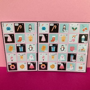 Peut inclure: Un calendrier de l'Avent de Noël avec 25 cases numérotées, chacune avec une illustration festive. Les cases ont un fond bleu clair avec des images de pingouins, de bonhommes en pain d'épices et de sapins de Noël. Le calendrier est encadré en argent.