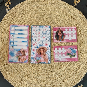 Op de afbeelding: Drie rechthoekige stickervellen met illustraties van een persoon met een hoed met brede rand die bloemen vasthoudt. Het linker vel heeft zes rijen met dobbelsteeniconen, het middelste vel een raster van cirkels en de rechter vellen hebben cirkelvormige uitsparingen.