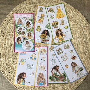 Op de afbeelding: Een set van zes kleurrijke sticker vellen met illustraties van vrouwen, bloemen en andere zomerse objecten. Elk vel heeft een andere achtergrondkleur en bevat de tekst "Zin in de Zomer" op één vel.