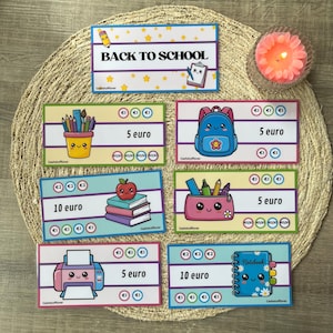 Puede incluir: Un conjunto de tarjetas ilustradas con temática escolar. Las tarjetas presentan imágenes de útiles escolares, una mochila y el texto "BACK TO SCHOOL". Cada tarjeta tiene un valor en euros.