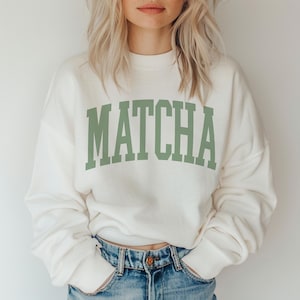 Matcha Sweatshirt Unisex, Tee Liebhaber Rundhalsausschnitt, Geschenk für Matcha Latte Fans und Foodies, Trendy Pullover für Cafe Enthusiasten, Varsity College