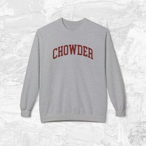 Puede incluir: Sudadera gris con la palabra "CHOWDER" impresa en granate.