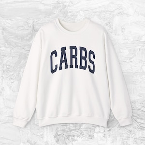 Carbs-tröja unisex, rolig foodie-tröja, mysiga kläder för matälskare, present till henne, Varsity College-typsnittströja