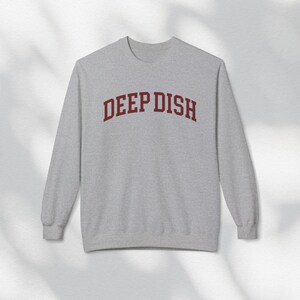 Deep Dish Sweatshirt Unisex, Pizza Rundhalsausschnitt, Geschenk für Feinschmecker und Liebhaber der italienischen Küche, Vintage College Varsity Pullover, gemütlicher lässiger Pullover