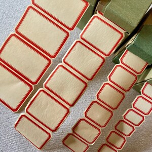 Dennison-labels uit het midden van de eeuw in vier verschillende groottes