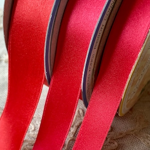 Seiden-Satin-Band in Vier Breiten in weihnachtlichem Rot