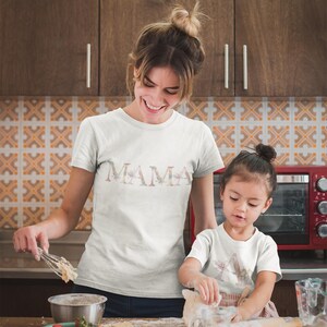 Camiseta MAMA de algodão orgânico para mulheres com design floral em cores pastel suaves, presente perfeito para mães, camiseta casual ecológica