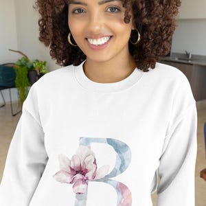 Sudadera personalizada para mujer con diseño de letras florales en suaves colores pastel. Regalo perfecto para mamá.