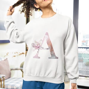 Sudadera personalizada para mujer con diseño de letras florales en suaves tonos pastel. Regalo perfecto para mamá.