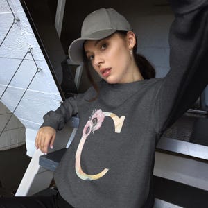 Personalisiertes Damen Sweatshirt mit Blumenbrief Design in sanften Pastellfarben Perfektes Geschenk für Mama Mutter Geschenk