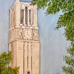 Può includere: Un dipinto ad acquerello di un'alta torre dell'orologio in pietra bianca con un quadrante dell'orologio che mostra l'ora 1:00. La torre è circondata da alberi verdi.