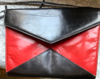 Sac enveloppe Bruno Magli en cuir italien noir et rouge
