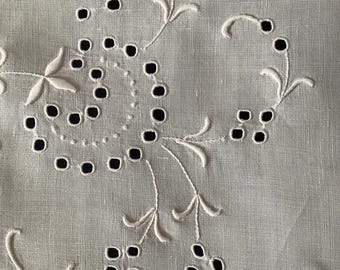 Mantel de algodón blanco bordado a mano