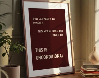 Może przedstawiać: Oprawiony wydruk z bordowym tłem i białym tekstem, który brzmi "IF WE CAN MAKE IT ALL POSSIBLE THEN WE CAN TAKE IT AND HAVE IT ALL THIS IS UNCONDITIONAL." Rama jest brązowa, a wydruk opiera się o ścianę.
