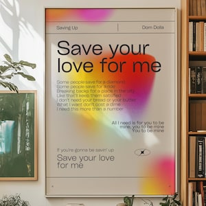 K&ouml;nnte beinhalten: Ein farbenfrohes Poster mit einem Farbverlaufshintergrund in Pink, Orange, Gelb und Blau. Das Poster zeigt den Text "Save your love for me" in Schwarzwei&szlig;. Der Text ist in einer fetten, serifenlosen Schriftart gehalten. Das Poster enth&auml;lt auch Textzeilen aus dem Song "Saving Up" von Dom Dolla.