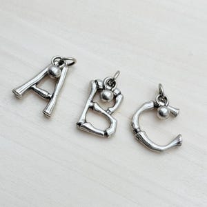 1 dije de letra de plata con colgante de bola, dijes de joyería con iniciales personalizados, elegante colgante de monograma, idea de regalo de joyería personalizada, MT610