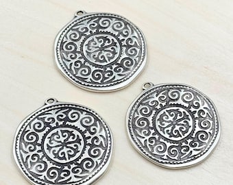 5 Antique Silver Plated Round Charms: Zinc Metal Alloy Jewelry Components
