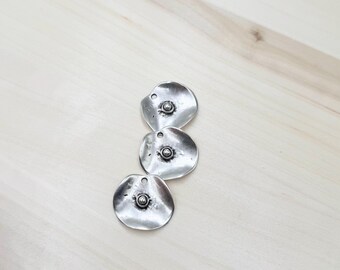 5 Antique Silver Disc Charms: Zinc Metal Alloy Pendants (1.35 inch)