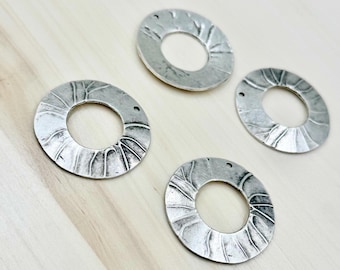 Antique Silver Disk Charms: Zinc Metal Alloy Jewelry (1.40 inch)