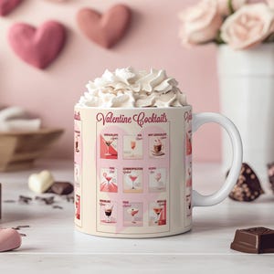 K&ouml;nnte beinhalten: Eine wei&szlig;e Keramiktasse mit einem rosa-wei&szlig;en Design, das eine Liste von "Valentine Cocktails" zeigt. Die Tasse ist mit Schlagsahne gef&uuml;llt und steht auf einer wei&szlig;en Oberfl&auml;che mit Schokoladenherzen und anderen Schokoladen.