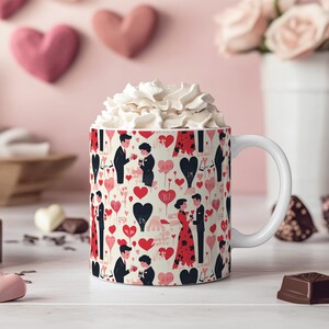 K&ouml;nnte beinhalten: Wei&szlig;e Keramiktasse mit Henkel, verziert mit einem sich wiederholenden Muster aus verliebten Paaren, Herzen und Ballons. Die Tasse ist mit Schlagsahne gef&uuml;llt.