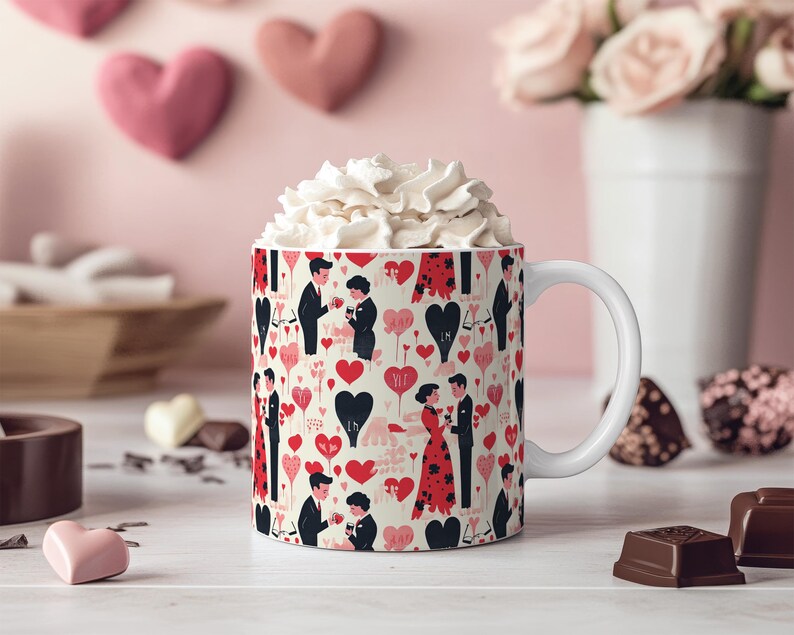 K&ouml;nnte beinhalten: Wei&szlig;e Keramiktasse mit Henkel, verziert mit einem sich wiederholenden Muster aus verliebten Paaren, Herzen und Ballons. Die Tasse ist mit Schlagsahne gef&uuml;llt.