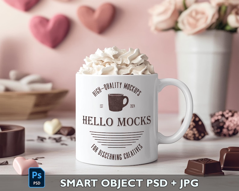 K&ouml;nnte beinhalten: Eine wei&szlig;e Keramiktasse mit einem schwarz-wei&szlig;en Design, auf dem "HIGH-QUALITY MOCKUPS EST 2024 HELLO MOCKS FOR DISCERNING CREATIVES" steht. Die Tasse ist mit Schlagsahne gef&uuml;llt und steht auf einer wei&szlig;en Oberfl&auml;che.