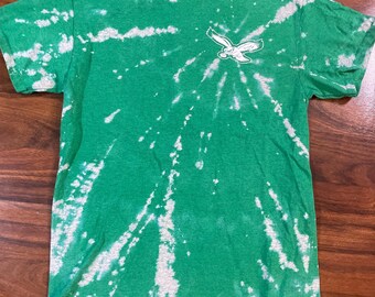 Camiseta teñida al revés con pájaros