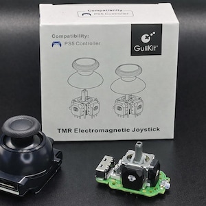 Puede incluir: Un joystick electromagnético TMR negro y un componente con una placa de circuito verde se muestran junto a una caja blanca. La caja tiene un diagrama del joystick y el texto "Compatibilidad: PS5 Controller" y "GuliKit".
