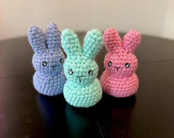 Peluche lapin au crochet, amigurumi lapin printanier, panier de Pâques