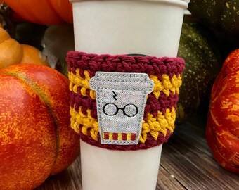 Wizard Brew/Crochet Coffee Cozy - Coffee Cozy au crochet avec appliqué magiquement scintillant
