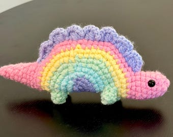 Amigurumi au crochet stégosaure arc-en-ciel - copain dinosaure arc-en-ciel, bas de Noël