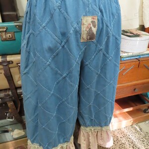 VINTAGE KITTY BLOOMERS.. funky patchwork, lichtgewicht denim.. , bloemen en gestreepte manchetten.. ooak shabby chic, 2xl plus size afbeelding 8
