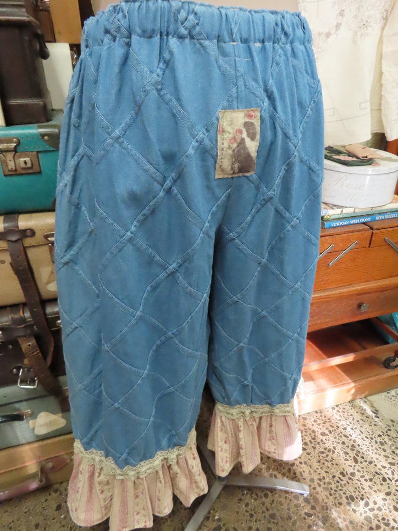 VINTAGE KITTY BLOOMERS.. funky patchwork, lichtgewicht denim.. , bloemen en gestreepte manchetten.. ooak shabby chic, 2xl plus size afbeelding 8